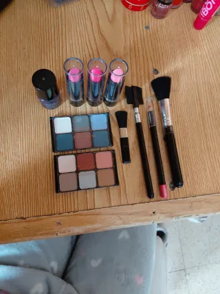 Set de maquillaje: labiales y sombras
