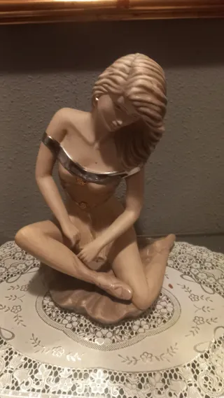 Figura de porcelana mujer sentada