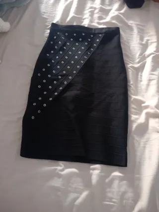 Falda larga negra con ojales