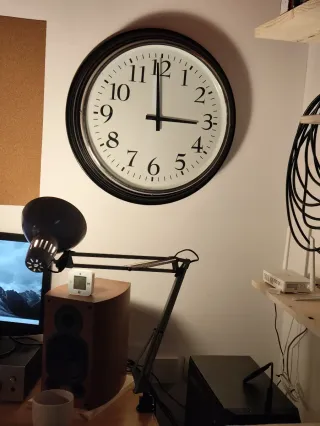 Reloj de pared blanco y negro