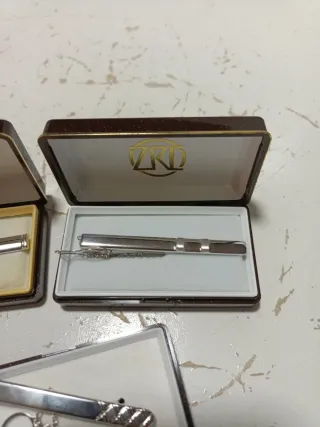 Pasadores de corbata plateados en estuche