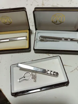 Pasadores de corbata plateados en estuche