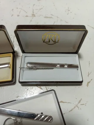 Pasadores de corbata plateados en estuche