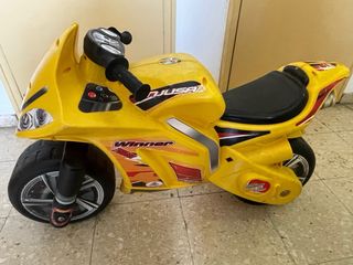 Moto infantil amarilla