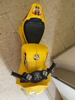 Moto infantil amarilla