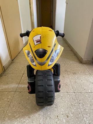 Moto infantil amarilla