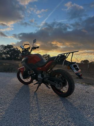 Moto roja estilo trail