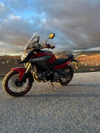 Moto roja estilo trail