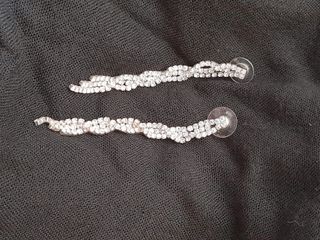 Pendientes largos plateados con pedrería