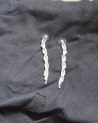 Pendientes largos plateados con pedrería