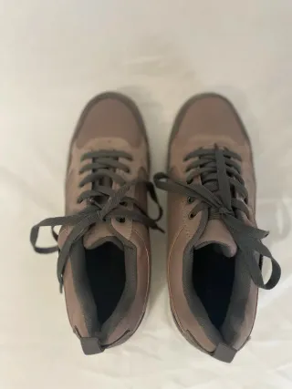 Zapatillas cómodas marrones y grises