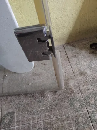 Puerta de cristal con bisagras