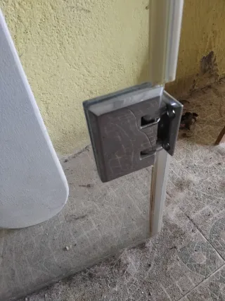 Puerta de cristal con bisagras