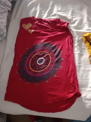 Camiseta roja con estampado mandala