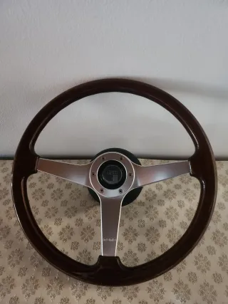 Volante in legno Momo