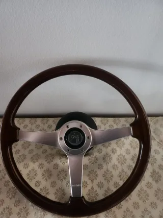 Volante in legno Momo