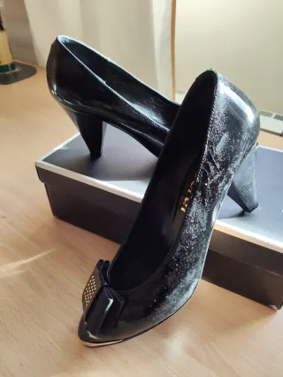 Zapatos de tacón Coral negros con lazo