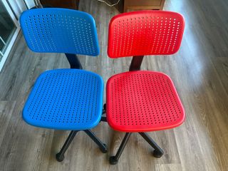 Sillas de escritorio azul y roja