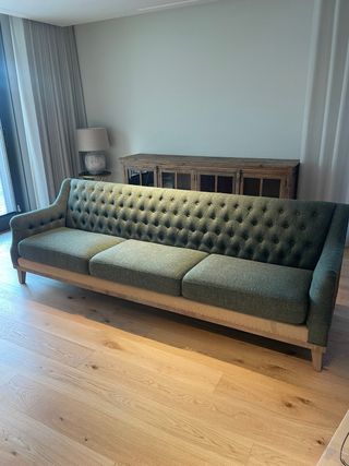 Sofá verde de madera