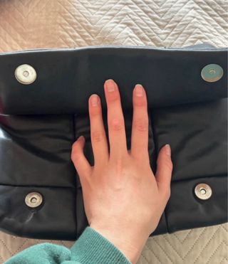 Bolso negro acolchado