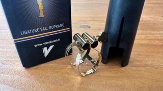 Abrazadera Vandoren LC56DP para Saxo Soprano