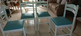 Juego de 4 sillas de madera blancas