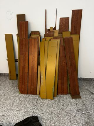 Tarima de madera marrón y dorada
