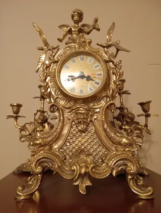Reloj de sobremesa de bronce con candelabros