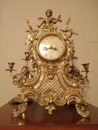 Reloj de sobremesa de bronce con candelabros