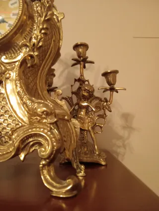 Reloj de sobremesa de bronce con candelabros