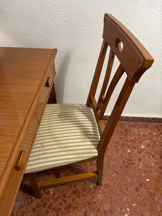 Pupitre y silla de madera