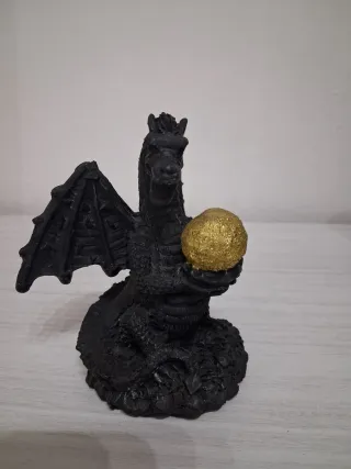 Statua drago in resina con uovo dorato