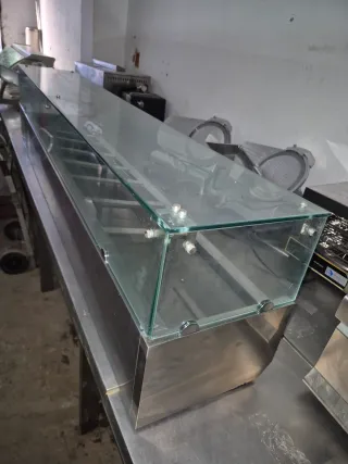 Mostrador de cristal y acero inoxidable