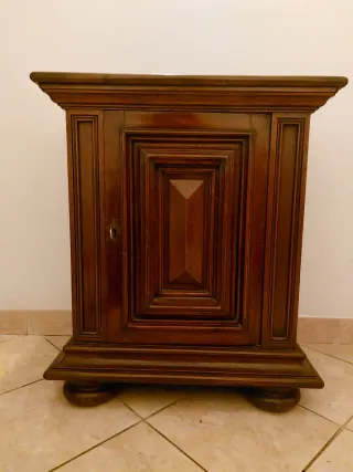 Mobile in noce massello