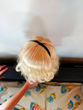 Nancy Paris pelo pintado con ropa y zapatos