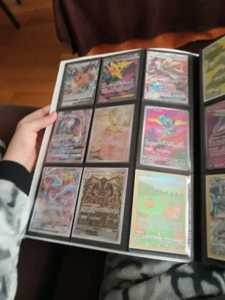 Álbum de cartas Pokémon con las cartas originales