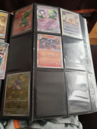 Álbum de cartas Pokémon con las cartas originales