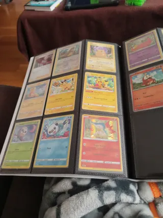 Álbum de cartas Pokémon con las cartas originales