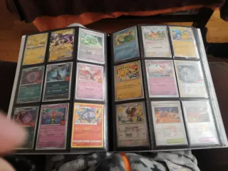 Álbum de cartas Pokémon con las cartas originales