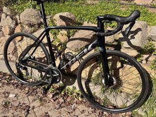 Bicicleta Trek de ruta negra