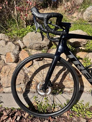 Bicicleta Trek de ruta negra