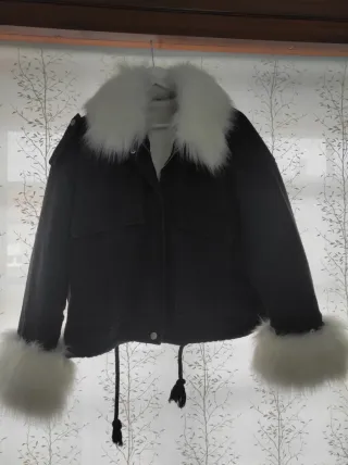 Cazadora negra con pelo blanco