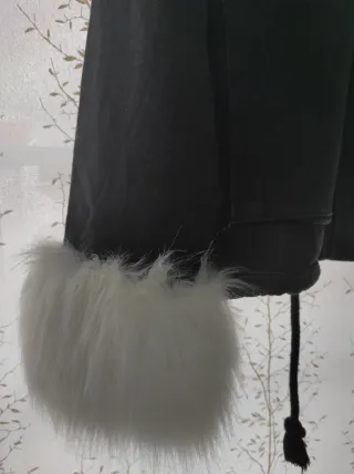 Cazadora negra con pelo blanco