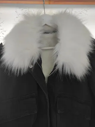 Cazadora negra con pelo blanco