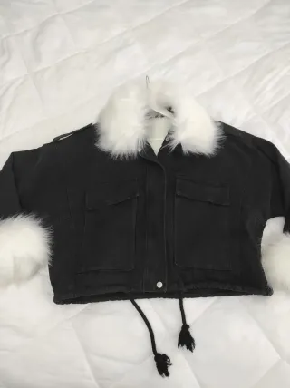 Cazadora negra con pelo blanco