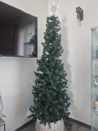 Albero di Natale con luci bianche