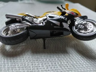 Suzuki Gsx R600 Escala 1/18 Maisto