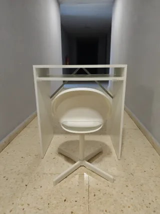 Escritorio y silla blanca a juego