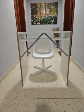 Escritorio y silla blanca a juego