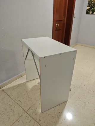 Escritorio y silla blanca a juego